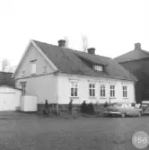 Huset uppfördes 1859, flyttades till Igeldammsvägen 10 1956 isamband med att Stadshuset skulle börja att byggas.