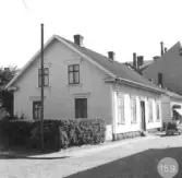 Huset uppfört av skeppsagent Sven Boman 1889. Inrymmer idag Galleri Flamingo, fru Pettersson.