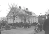 Kamrer Erik Olssons bostad flyttas till Igeldammsvägen. Huset uppfördes 1859, flyttades till Igeldammsvägen 10 1956 isamband med att Stadshuset skulle börja att byggas.(f.d Borgmästaregården o Hotell Svea).