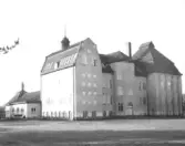 Skolan byggs 1910. 1960 brinner skolan ned.