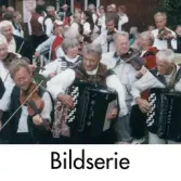 Serie om 20 fotografier som visar spelmansstämma på hembygdsgården Börjesgården i Hällesåker, Lindome, i Mölndals kommun den 8 juli 2000.