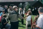 Spelmansstämma på hembygdsgården Börjesgården i Hällesåker, Lindome, i Mölndals kommun den 8 juli 2000. Män och kvinnor som spelar på sina instrument.