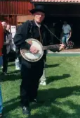 Spelmansstämma på hembygdsgården Börjesgården i Hällesåker, Lindome, i Mölndals kommun den 8 juli 2000. En banjospelande man.