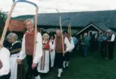 Spelmansstämma på hembygdsgården Börjesgården i Hällesåker, Lindome, i Mölndals kommun den 8 juli 2000. Hällesåkers folkdanslag. Männen bär på liar och kvinnorna bär på räfsor.