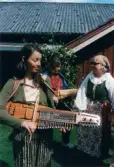 Spelmansstämma på hembygdsgården Börjesgården i Hällesåker, Lindome, i Mölndals kommun den 8 juli 2000. Kvinnor som spelar nyckelharpa.