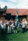 Spelmansstämma på hembygdsgården Börjesgården i Hällesåker, Lindome, i Mölndals kommun den 8 juli 2000. Hällesåkers folkdanslag. Männen bär på liar och kvinnorna bär på räfsor.