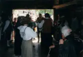 Spelmansstämma på hembygdsgården Börjesgården i Hällesåker, Lindome, i Mölndals kommun den 8 juli 2000. Män och kvinnor som spelar på sina instrument.