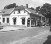 Byggnaderna revs i samband med bygget av Kronan 1974.  Affärer som syns på bilden är bl.a. Strömbergs ost, Helge Carlssons Radio o. TV affär, Boråsboden