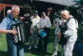 Spelmansstämma på hembygdsgården Börjesgården i Hällesåker, Lindome, i Mölndals kommun den 8 juli 2000. Män som spelar på sina instrument.
