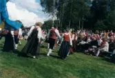Spelmansstämma på hembygdsgården Börjesgården i Hällesåker, Lindome, i Mölndals kommun den 8 juli 2000. Hällesåkers folkdanslag dansar inför publik.