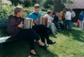 Spelmansstämma på hembygdsgården Börjesgården i Hällesåker, Lindome, i Mölndals kommun den 8 juli 2000. En kvinna och en man sitter och spelar dragspel.
