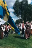 Spelmansstämma på hembygdsgården Börjesgården i Hällesåker, Lindome, i Mölndals kommun den 8 juli 2000. Hällesåkers folkdanslag dansar inför publik.