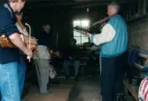 Spelmansstämma på hembygdsgården Börjesgården i Hällesåker, Lindome, i Mölndals kommun den 8 juli 2000. Män som spelar nyckelharpa.
