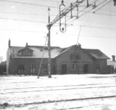 Huset där teatern höll till invigdes 1893 (Logen Falkenhus använde då lokalerna), stora tillbyggnader gjordes 1903 och 1905, med bl.a. en scen. I och med att Stadsteatern i Folkets Hus invigdes 1953 förfaller den gamla teatern på Schubergsvägen.  Rivningen av huset påbörjades i oktober 1995. Artikel i HN 17 okt-95.  Falkenhus - Falkenbergs Teater    IOGT-logen Falkenhus bildades den 23 januari 1888 genom sammanslagning av logerna Seger och Ehrengranat från 1883. Under år 1892 1) uppfördes ett ordenshus vid Schubergsvägen 10 (kv Rampen 2) och invigning skedde den 1 februari 1893.    År 1903 utökades såväl möteslokalen som stora festsalen, till vilken senare ”15 duss. stolar behöfdes”. och 1905 tillbyggdes en stor scen. Festsalen blev en teaterlokal ”Falkenbergs Teater (Godtemplarsalongen)”.2 Fastigheten, som ägdes av Falkenbergs Goodtemplares Sparkasseförening, såldes 1945 till skofabrikören Hjalmar Svensson. Den sista teaterföreställningen ägde rum den 27 mars 1945 med operetten Boccaccio enligt annons i HN.