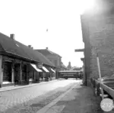 Huset uppfört efter 1823 års brand. Skyltfönster insattes 1901 men de nuvarande tillkom 1931 och 1938.  ( förslag t. bevar.)  Affären t.v. på bilden är Forssells Guldsmedsaffär.