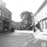 Affärer på bilden är Verners, Björks möbler, Boråsboden, Wiklunds järnhandel, Västgöta Linnelager