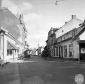 Affärer på bilden är Varuhuset Centrum, Lundahls järnhandel, Ranch, Bröderna Svenssons skoaffär, Grand Bazar, Saga Manufaktur.