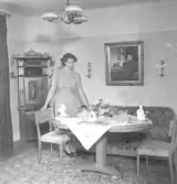 Fru Lindvall, fotograferad för Damernas Värld 1944. Provisorisk korslista/kommunarkivarien