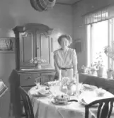 Fru Gyllensvärd, fotograferad för Damernas Värld 1944.  Provisorisk korslista/kommunarkivarien