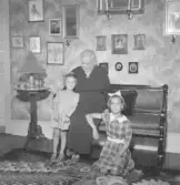 Fröken Lundberg, fotograferad för Damernas Värld 1944.  Provisorisk korslista/kommunarkivarien  I äktenskapet med Anders Magnus, borgmästaren, föds 5 barn, där den sista, dottern Berta, förblir ogift och bor kvar i Borgmästargården fram till sin död 1 augusti 1948. Hon var född 18 februari 1866 och startade tillsammans med sin kusin Tora Bratt en privat flickskola i staden. Efter utbildning till handarbetslärarinna verkade hon som sådan i 35 år vid stadens folkskola och sedan Samskolan. Hon kallades allmänt, om än felaktigt, för ”Borgmästarinnan”.