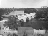 Medan Tullbron reparerades 1927 var en tillfällig träbro enda förbindelsen från den 4 maj till 30 sept. ( häftet Textkomplettering av E Kylén 1991.) Bild 2 är nästan exakt lik bild 1.