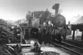 Lok nr 7 i Älvsered ca 1937. Framför loket står   Arne Thorsson och Axel Pettersson, längst fram på bryggan eldare John Gustavsson och lokföraren Axel Axelberg.  Uppgifter från boken Falkenbergs järnväg, Leif Elgh.