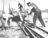 Upptagning av räls till  Falkenbergs Järnväg. Vinbergs Hed in mot Falkenbergs hållet. 1959 lades större delen av FJ ner.