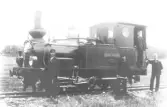 Lok nr 2 Oskar Dicksson, framför loket står från vänster LUNDSTRÖM bromsare, JOHANSSON Peter eldare, ÅBERG C P lokförare och  ERIKSSON Otto lokförman.  Uppgifter från boken Falkenbergs järnväg, Leif Elgh.
