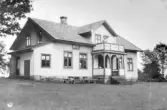 Sommarkoloni, Fabriksgatan 32, Falkenberg (fel skall vara Älvsered, museets. kommentar), Sommaren 1929 hyrde Falkenbergs stad detta hus som sommarkoloni. Detta var ett provisorium för kolonin i Lia. Förestånderska var Maria Hallberg, kokerska Alida Johansson och biträde Tilly Svensson.