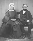 J Wennersten med hustru.  Baksidan av fotot: Johan o Maria Wennersten   f 1792-1867, f 1800-1880  Föräldrar till E P Wennersten, se post nr 02416.
