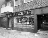 Bild 1: Elektriska bageriet har precis flyttat från Gjutängsvägen till Nygatan.  Bild 2: Försäljningslokalen, botten plan på Nygatan.  Bild 3: Klubbrummet som kunde hyras av slutna sällskap, andra våning på Ritz.