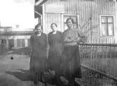 Fotot gåva av Ingeborg Hellberg Torggatan 6 D 311 31 Falkenberg.  Hanna Johansson Thébrödsbageri. Fr v Eva, Märta och Hanna Johansson, tre systrar som övertagit Hilma Kronvalls bageri på Möllegatan 17.