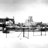 Fraktbåt vid Fbg:s Kolimport, infarten till den första oljedepån syns på bilden.