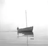 Karl-Erik ute på havet med sin riggade träsnipa för att fiska sill. Han hade sin båt i Glommens hamn. K-E jobbade på skofabrik.