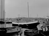 Fiskebåtar i hamnen vid dåvarande fiskebåtsslipen på Skreasidan.