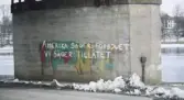 Graffiti på fundamentet till järnvägsbron. Amerika säger: förbjudet Vi säger: tillåtet
