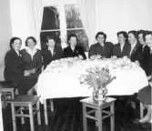 Kursdeltagare på sömnadskurs för Greta Nilsson-Bergström, Fbg. Fotot är från Eftra.  Foto 1: Greta N-B 4:e fr. vänster.  Innehade damskrädderi 1945-1975 i Fbg.