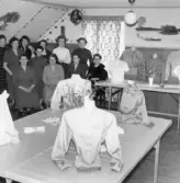 Kursdeltagare på sömnadskurs för Greta Nilsson-Bergström, Fbg.   Innehade damskrädderi 1945-1975 i Fbg.