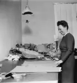 Greta Nilsson-Bergström vid tillskärarbordet i sin syateljé hos Bigges