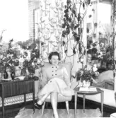 Greta Nilsson-Bergström i sin syateljé, hos Bigges, 3:e vån, Fbg.   Innehade damskrädderi 1945-1975 i Fbg.  Fotot tagit på hennes 35-årsdag i provrummet till hennes damskrädderi.