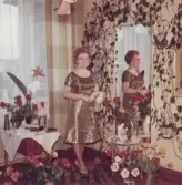 Greta Nilsson-Bergström i sin syateljé, hos Bigges, 3:e vån, Fbg.   Innehade damskrädderi 1945-1975 i Fbg.  Fotot tagit i provrummet till hennes damskrädderi.