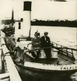 Ångbåten Falken trafikerade Fbgshamn sedan staden fått stapelrättigheter 1868. Från Kommunalt sekel Eric Hägge. Är detta riktigt eller jämför post nr 01703 med följande text?  Bogserbåten RUTH användes för mudderverket Thor, ersattes 1960 av bogserbåten Hero.