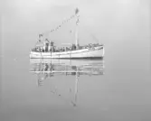 Fiskebåten FG 38. Hon går här med fiskande sommargäster. I bakgrunden Certina FG 172.