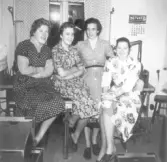 Gruppbild - 4 nåtlerskor vid Ljungsko skofabrik.   Årtal på almanacka i bakgrunden är 1956.  Berit Johansson längst t.v.