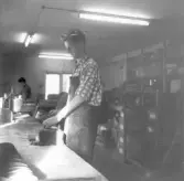 Skoarbetare hos SA Svenssons spikar gelänk (stålskena) som bygger upp hålfoten.