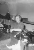 Fotot visar Alfihild Arvidsson i arbete vid Hjalmar Svensson & Co fabrik. Alfhild var 90 år 1995.
