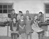 Foto. Gruppbild - skoarbetare och nåtlerskor vid SA Svenssons skofabrik. Skofabriken hade eget elverk -råoljemotor- krånglade ofta, men var bra att ha under kriget.  H Bengtsson längst till vänster och O Ljunggren längst till höger.