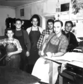 Gruppbild - Sex skoarbetare på sulstansningsavd. vid Ljungsko skofabrik. Längst t.v. Gert Johansson, okänd, K-E Larsson, O Karlsson, okänd och Hilding Karlsson.