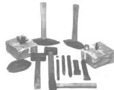 Bild 1: Ovan fr.v. Bredkil med bredkilsbleck nedslagna i en sten, upprensarhacka (för att hugga bredkilshål), mellanhacka. Nedre raden fr.v. hacka utan skaft, brysthacka (för bredkilshål), putshammare (anv. ofta för kantjärn för att få raka kanter på kantsten), stockhammare - ena slagytan ruträfflad. Därefter tredje mejseln, spetsmejsel (för att mejsla bort knutor o för bearbetning av stenar, kantjärn (för raka kanter på kantsten), ritsmejsel ( för att underlätta klyvning av sten).  Bild 2: Ovan fr.v. 1) mellanhacka, 4) stockhammare, 5) putshammare, 6) borrhammare, 8) borrhammare, 9) upprensarhacka. Andra raden fr.v. upprensarhacka, nedslagen i sten bredkil o bredkilsbleck. Första mejseln t.v. av grupp om 5 st. ritsmejsel, av de två järnen i mitten på fotot, det t.v. kantjärn, borrkusa - av ljung, träddes på borret vid borrning indrängt i vatten för att skydda stenhuggaren från flisor. Under borrkusan, brysthacka, andra borret under denna, borr 8-linjers - åttakantigt borr.