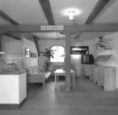 Foto över basutställningar på museets tredje plan.